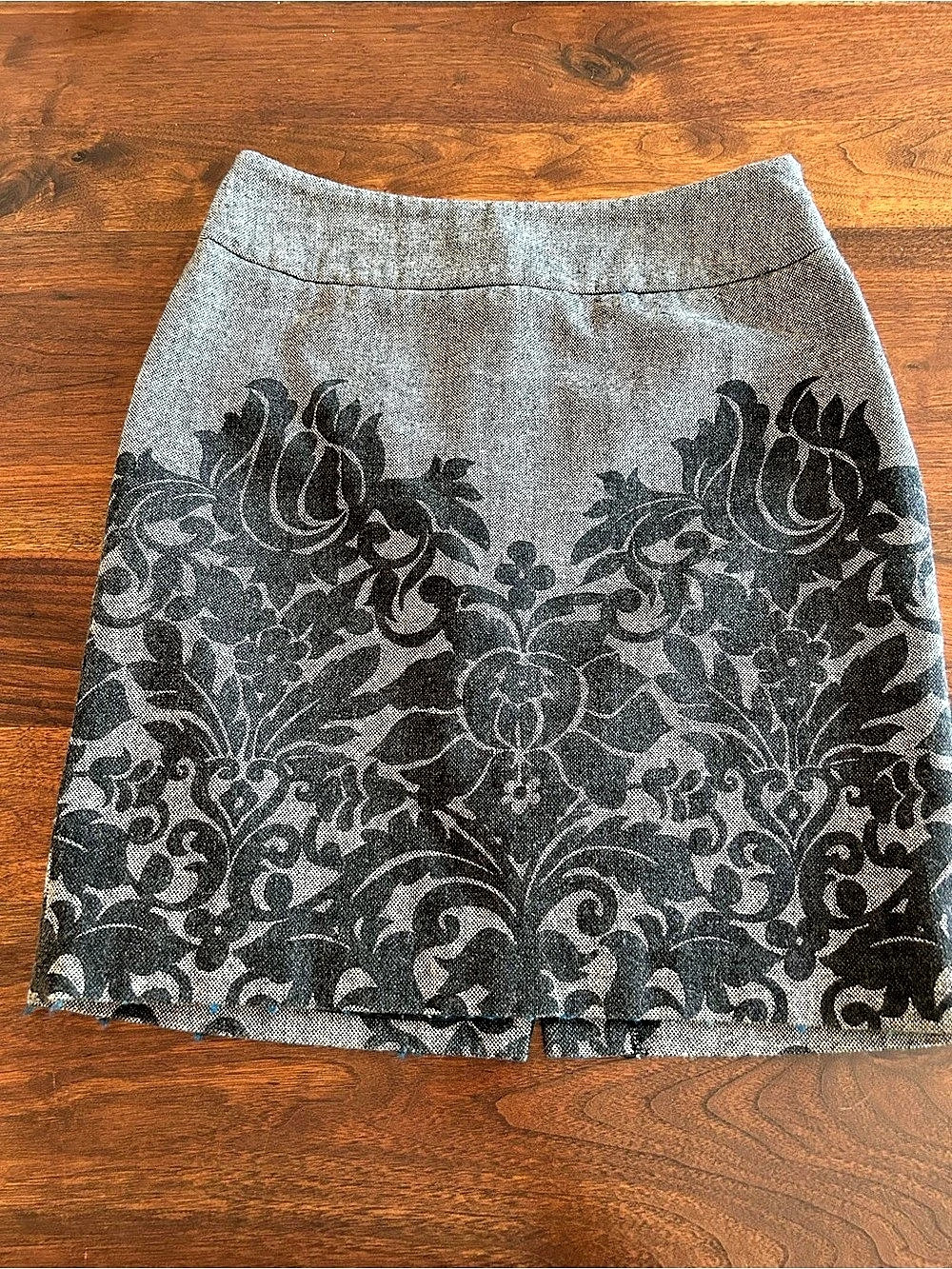 Rafaella Floral knee length Skirt Gray & Black Size 8P Like New